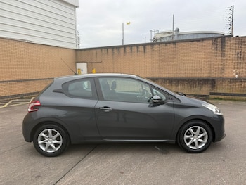 Used Peugeot 208 2014 for sale - 77073065: Photo