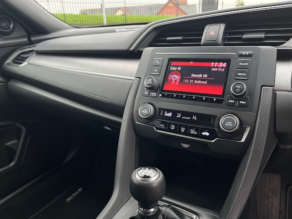 Used Honda Civic 2018 for sale - 76272525: Photo 32