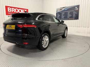 Used Jaguar F-Pace 2017 for sale - 76584237: Photo