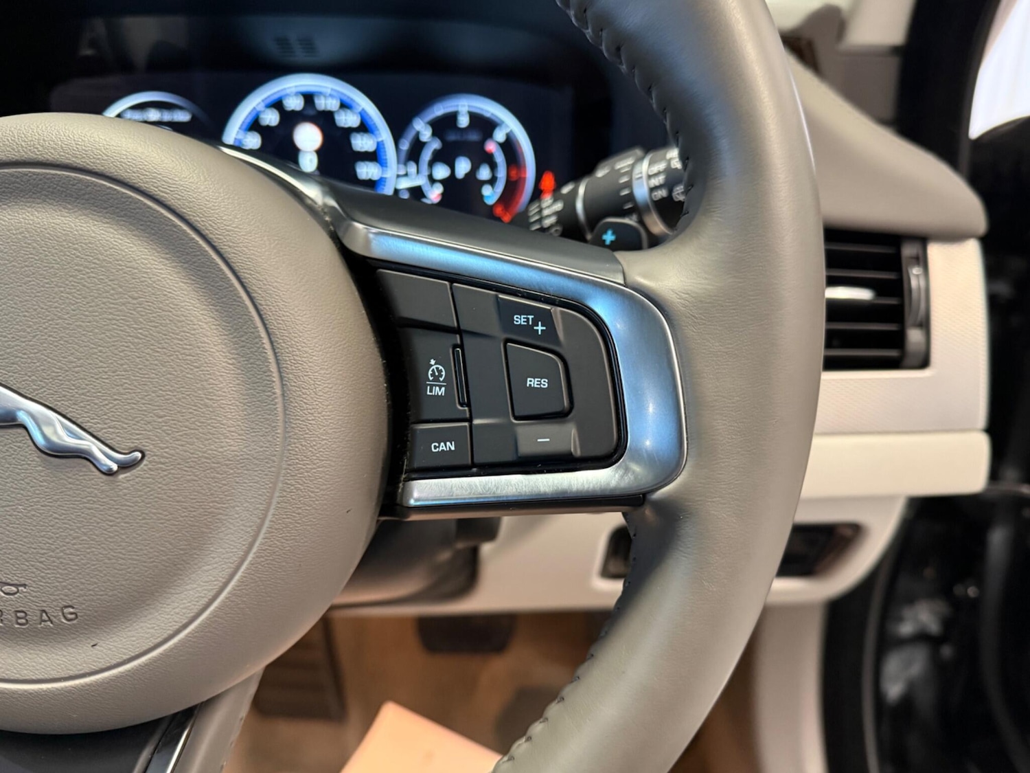 Used Jaguar XF 2018 for sale - 76349134: Photo 26