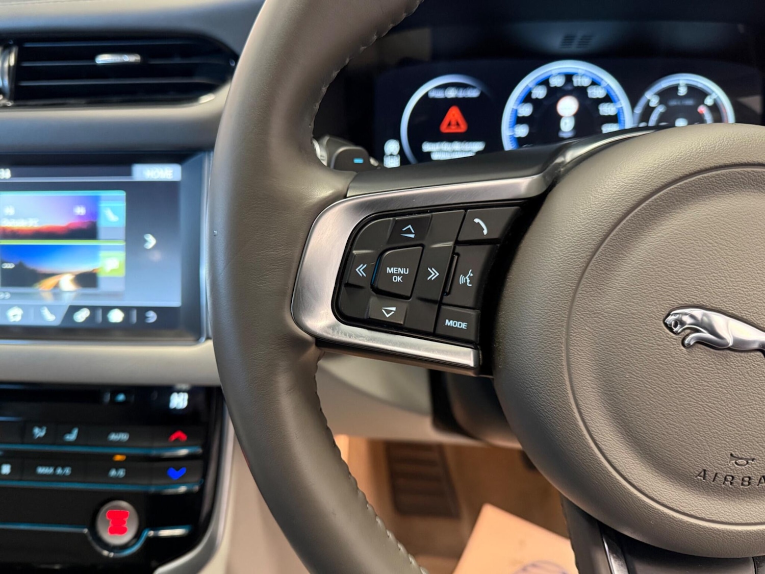 Used Jaguar XF 2018 for sale - 76349134: Photo 27