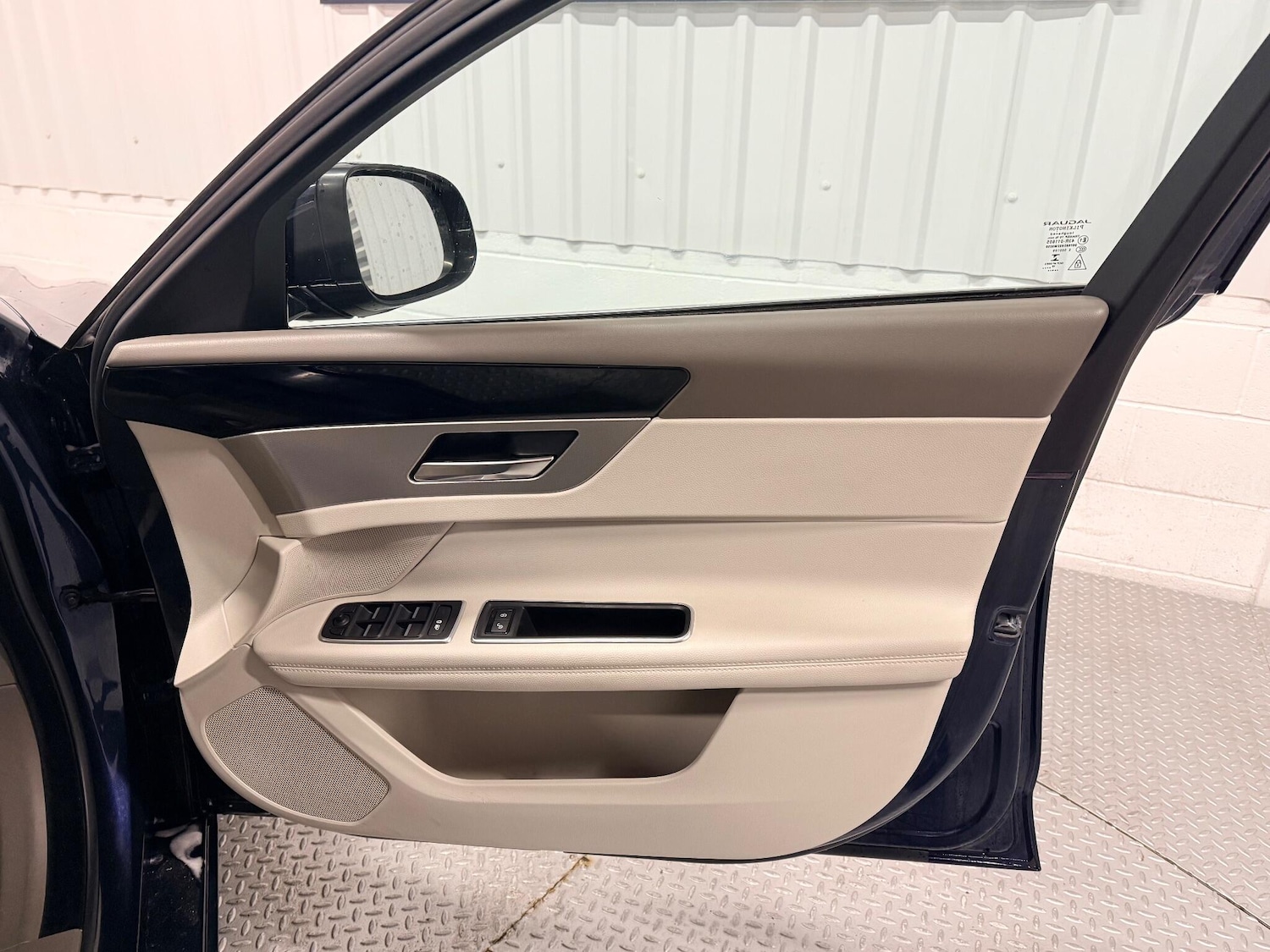 Used Jaguar XF 2016 for sale - 77143859: Photo 15