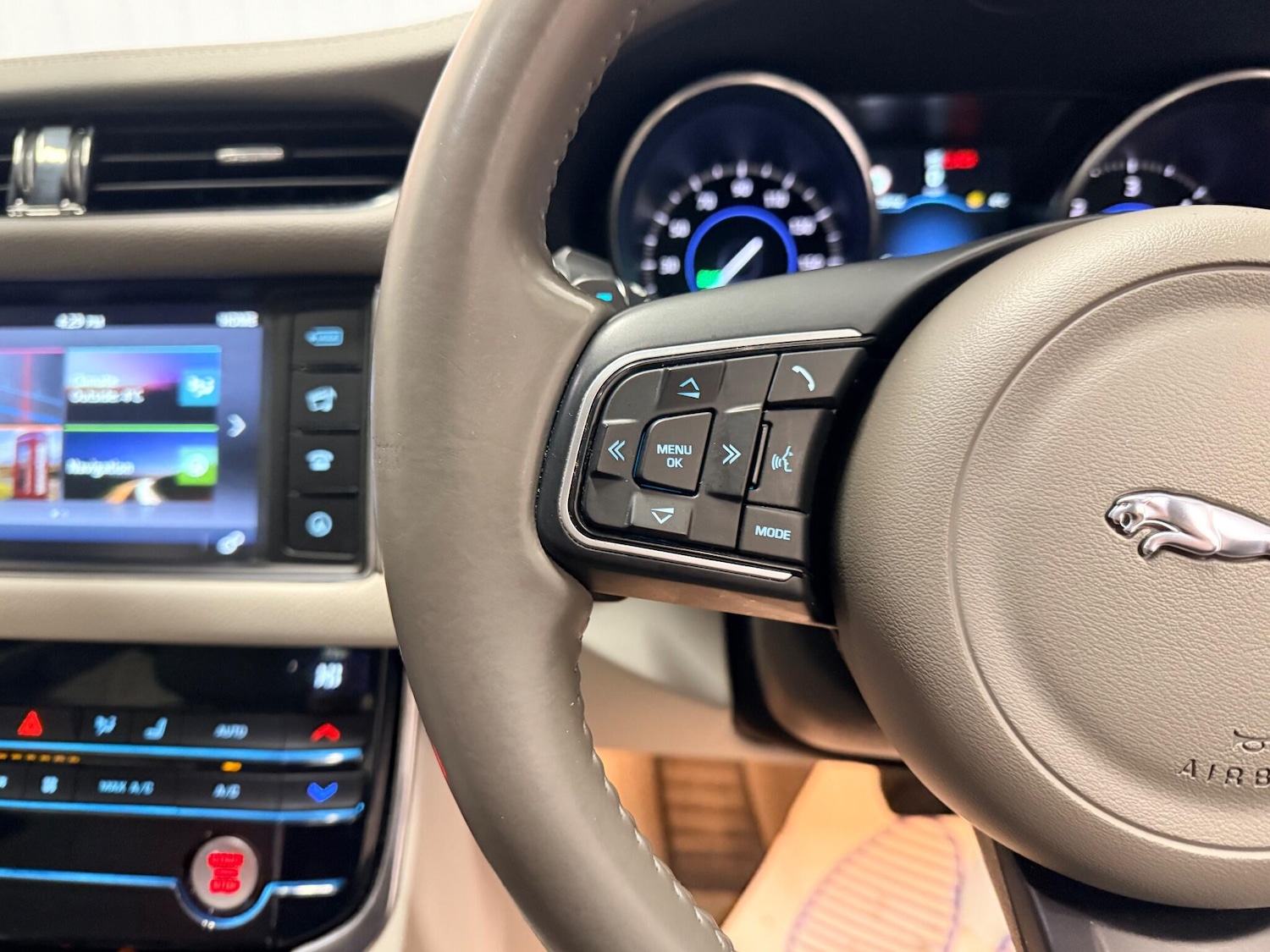 Used Jaguar XF 2016 for sale - 77143859: Photo 18