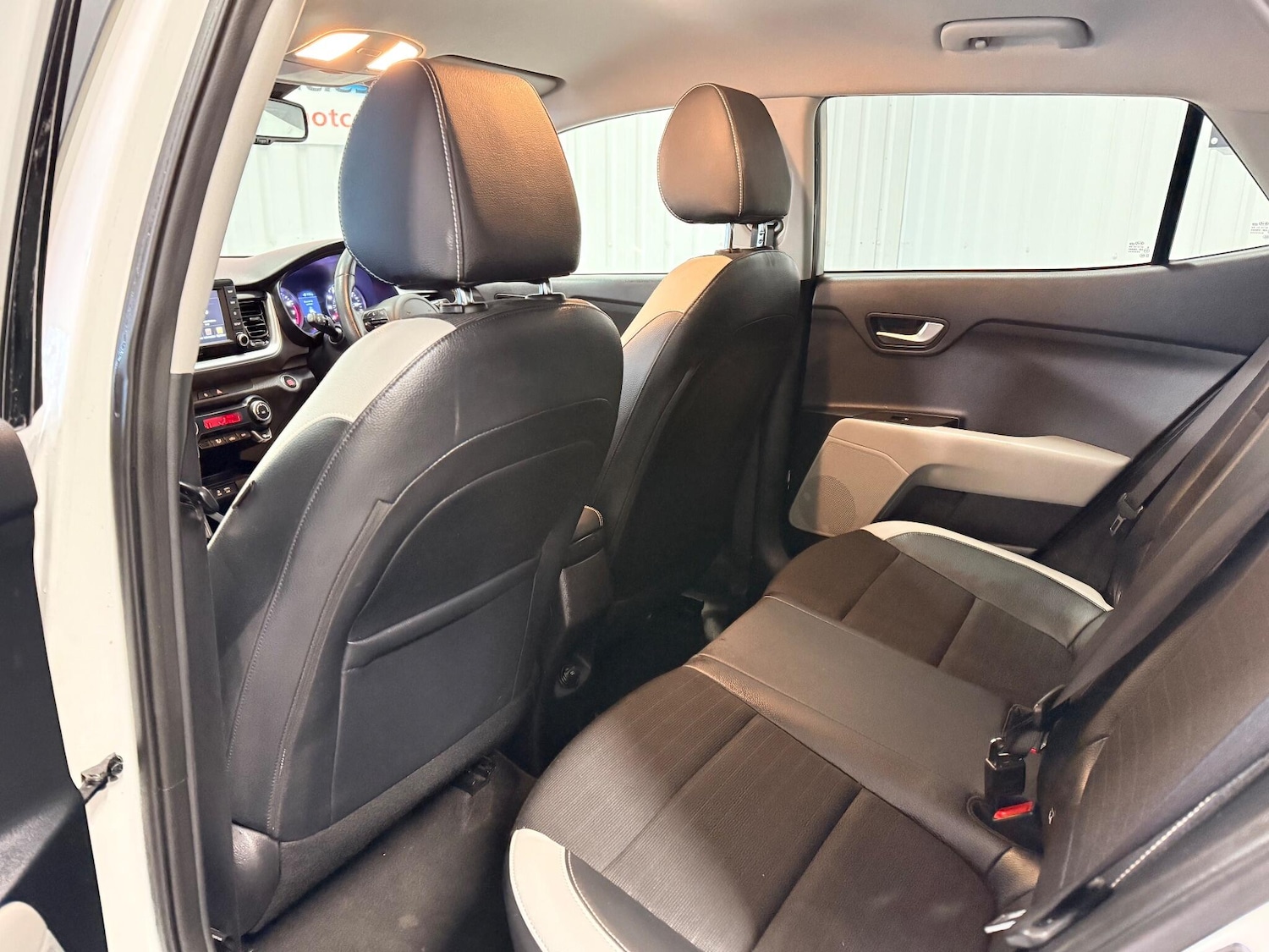 Used Kia Stonic 2018 for sale - 76887295: Photo 13