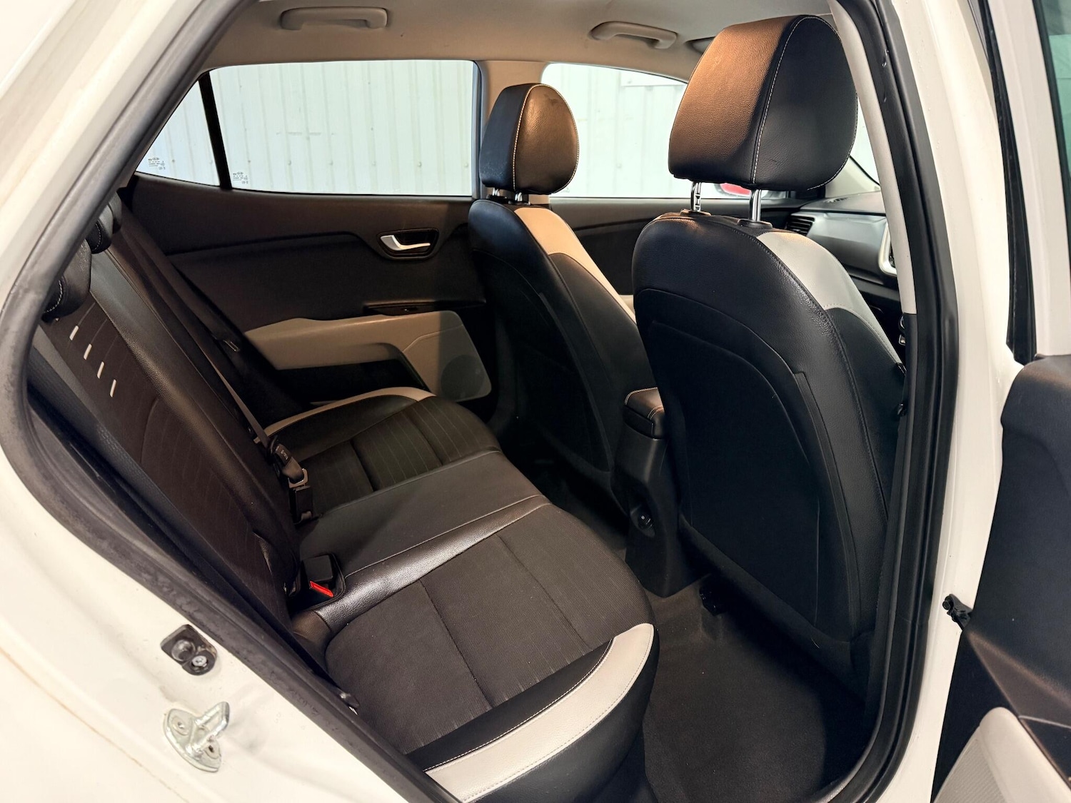 Used Kia Stonic 2018 for sale - 76887295: Photo 15