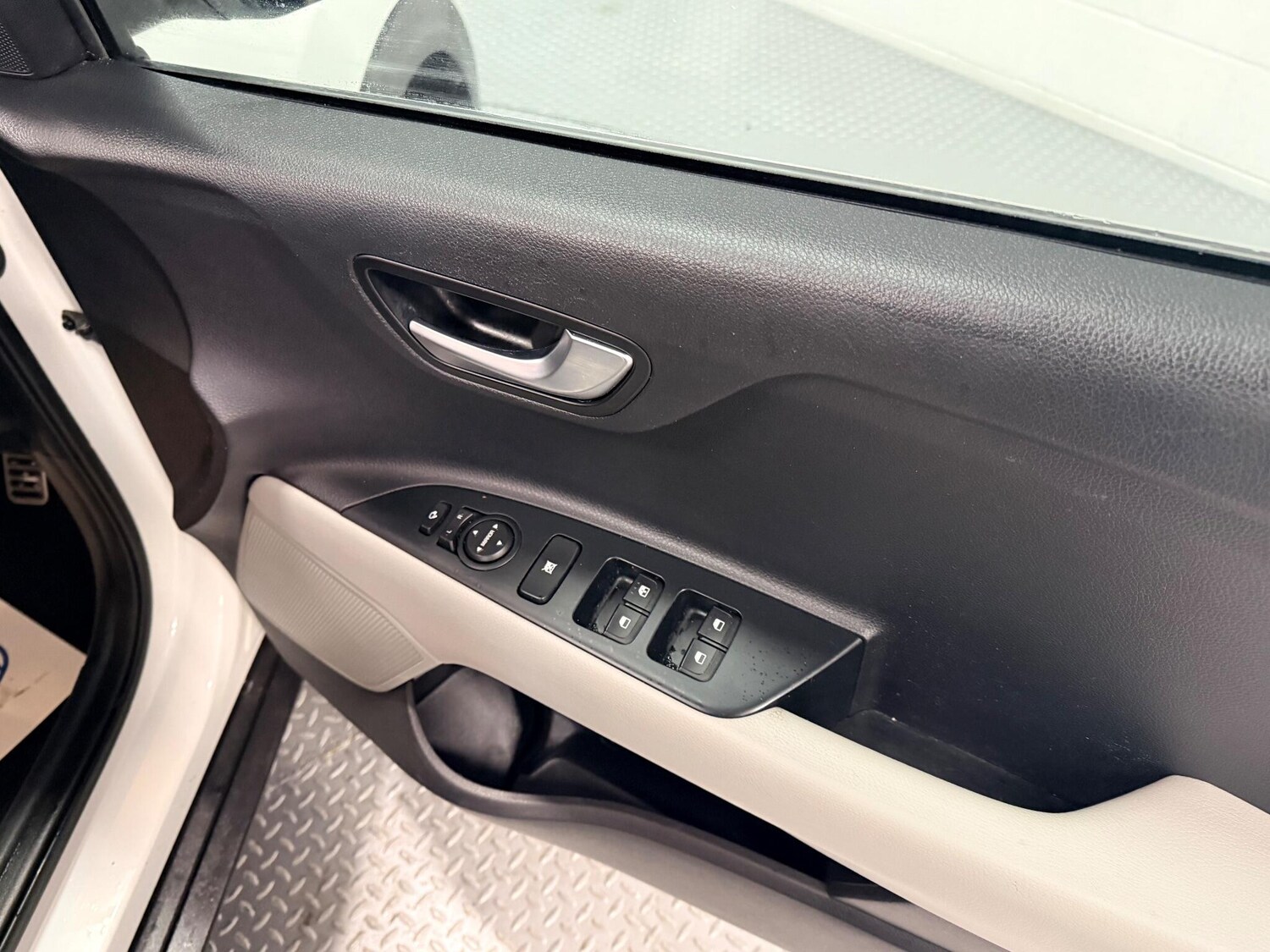 Used Kia Stonic 2018 for sale - 76887295: Photo 19