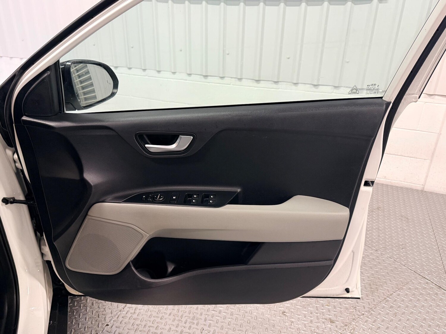 Used Kia Stonic 2018 for sale - 76887295: Photo 20