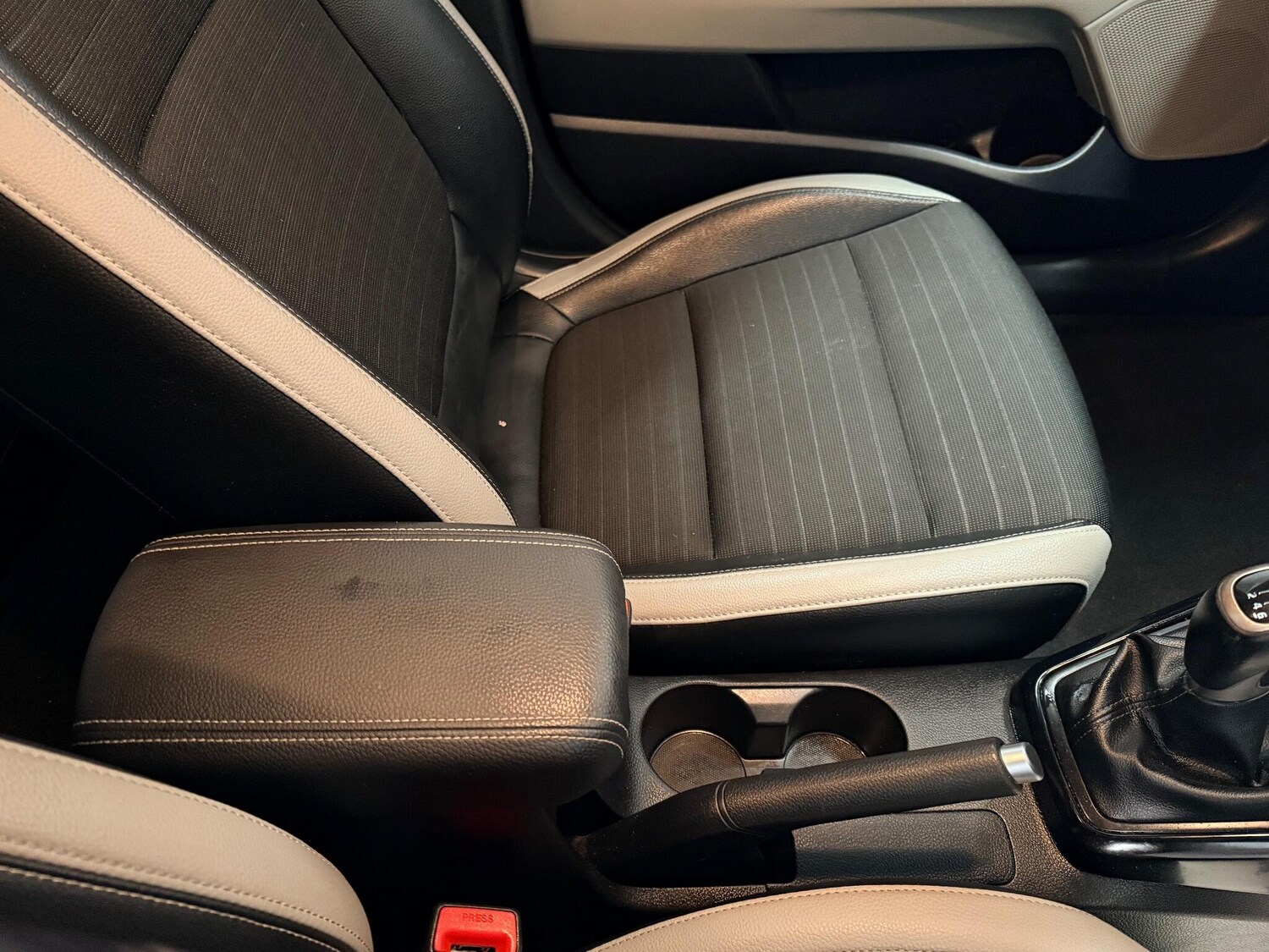 Used Kia Stonic 2018 for sale - 76887295: Photo 31