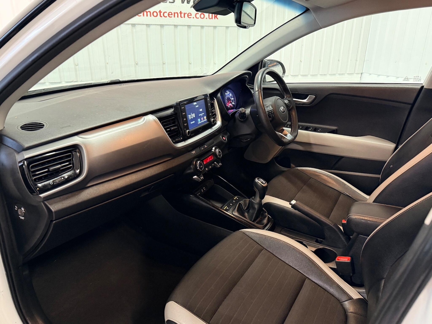 Used Kia Stonic 2018 for sale - 76887295: Photo 9