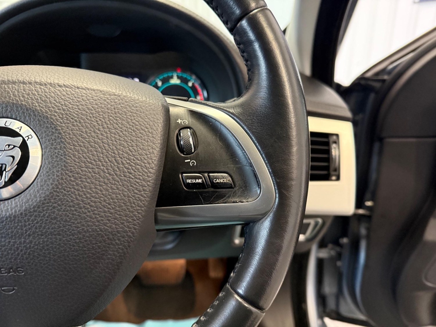 Used Jaguar XF 2013 for sale - 76753329: Photo 24