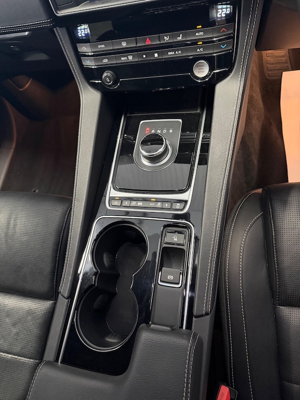 Used Jaguar F-Pace 2016 for sale - 76326720: Photo 30