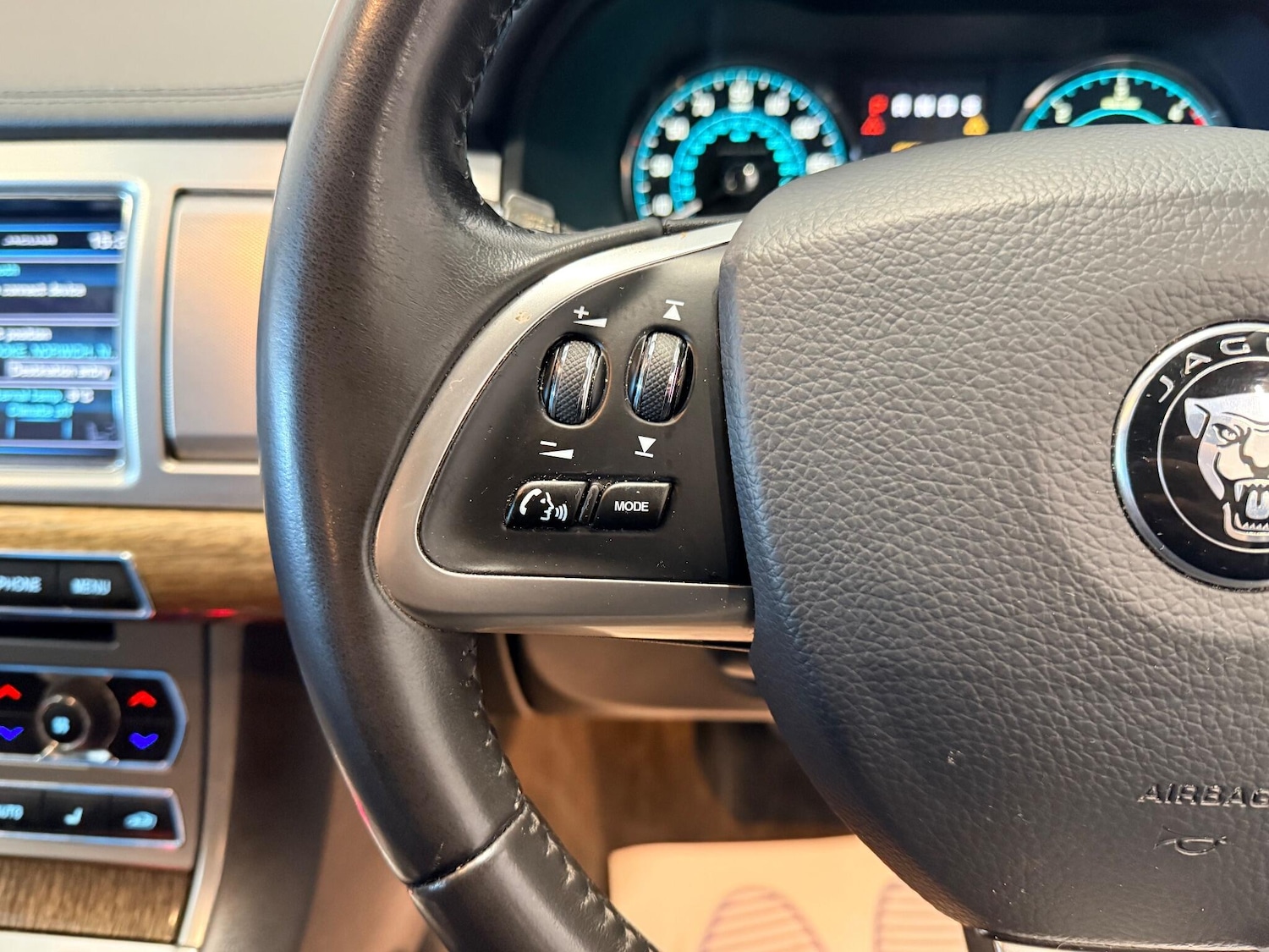 Used Jaguar XF 2014 for sale - 76913582: Photo 20