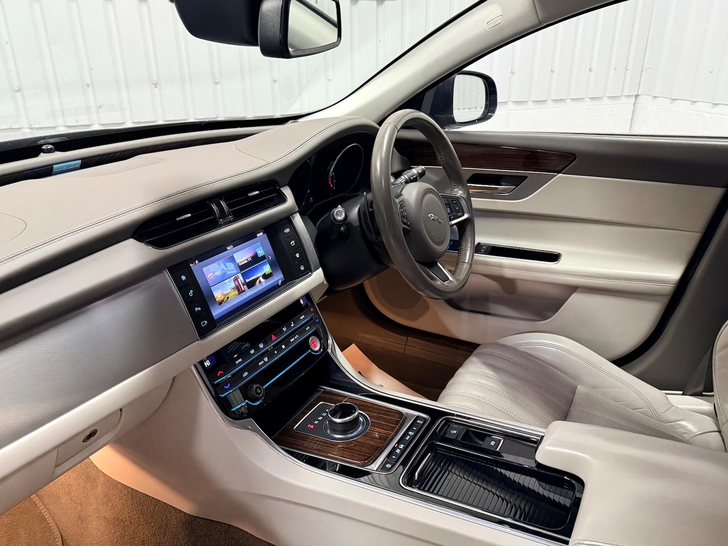 Used Jaguar XF 2017 for sale - 76632913: Photo 13