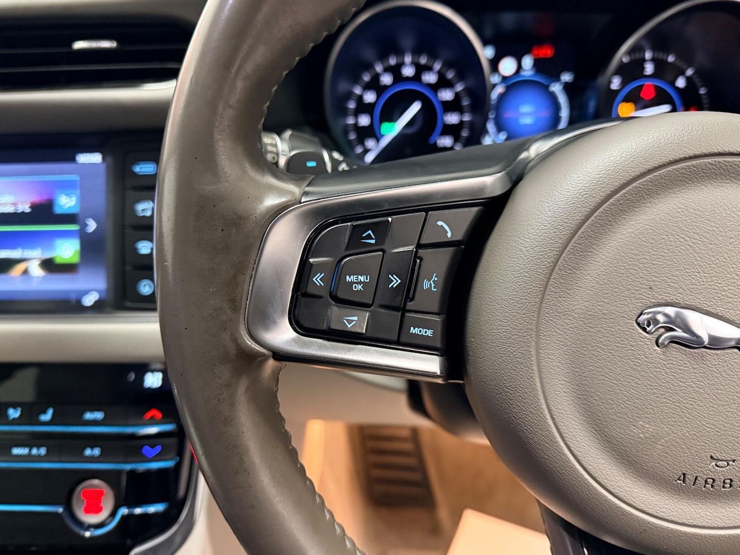 Used Jaguar XF 2017 for sale - 76632913: Photo 21