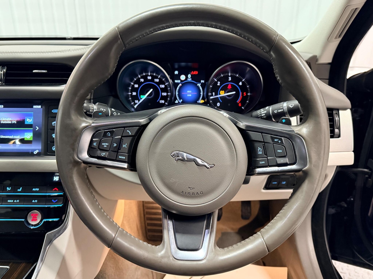 Used Jaguar XF 2017 for sale - 76632913: Photo 22