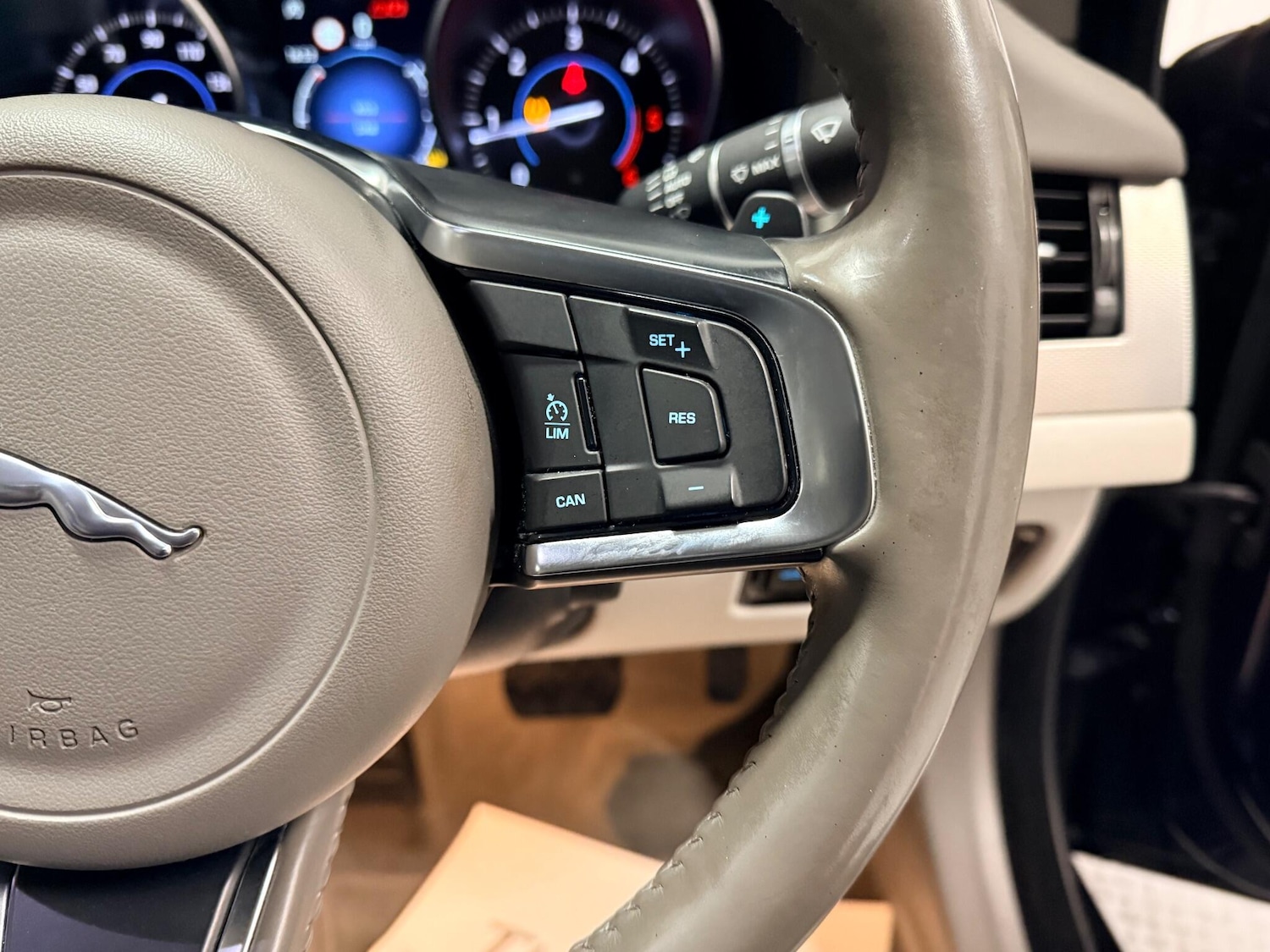 Used Jaguar XF 2017 for sale - 76632913: Photo 26