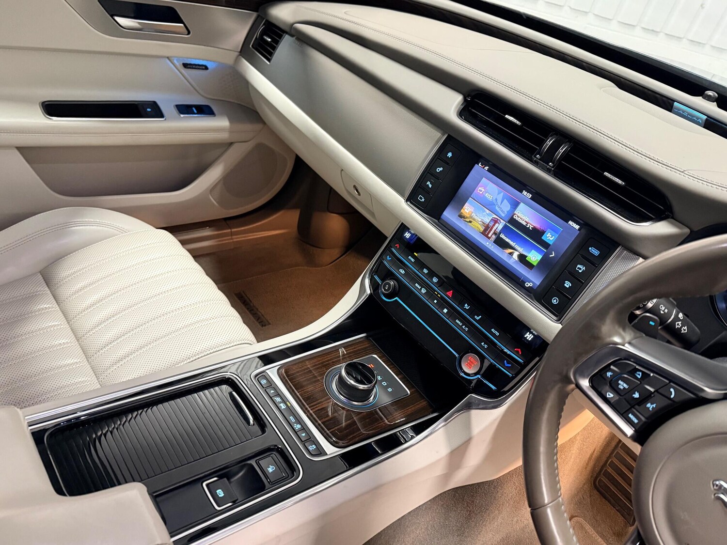 Used Jaguar XF 2017 for sale - 76632913: Photo 29