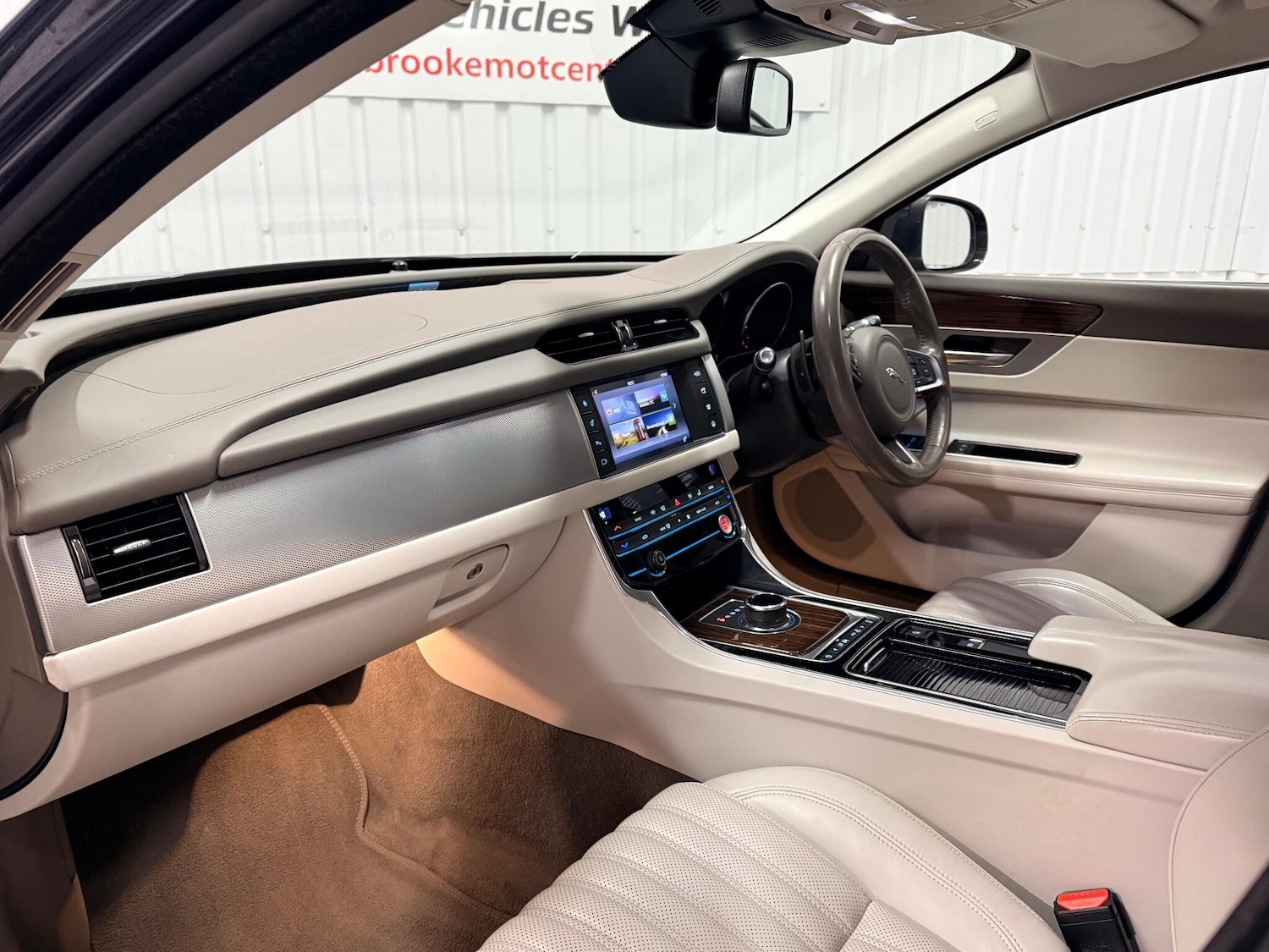 Used Jaguar XF 2017 for sale - 76632913: Photo 9