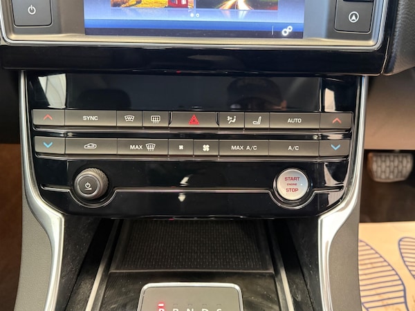 Used Jaguar XE 2015 for sale - 75589331: Photo 27