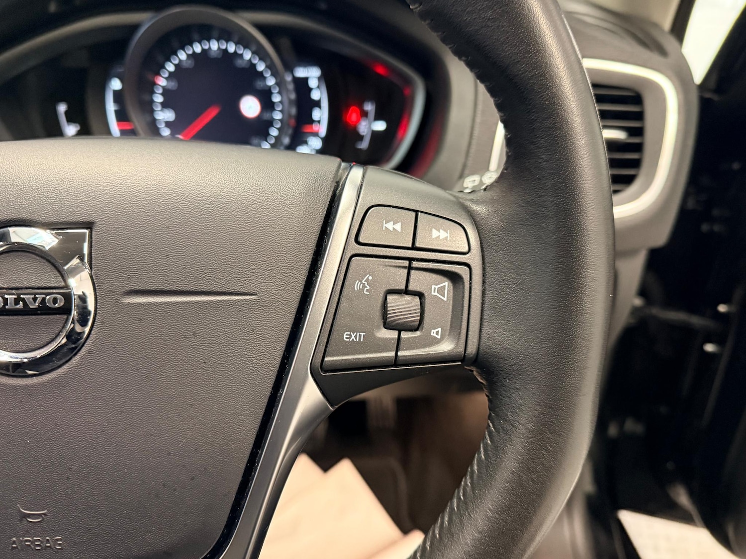 Used Volvo V40 2019 for sale - 76633106: Photo 25