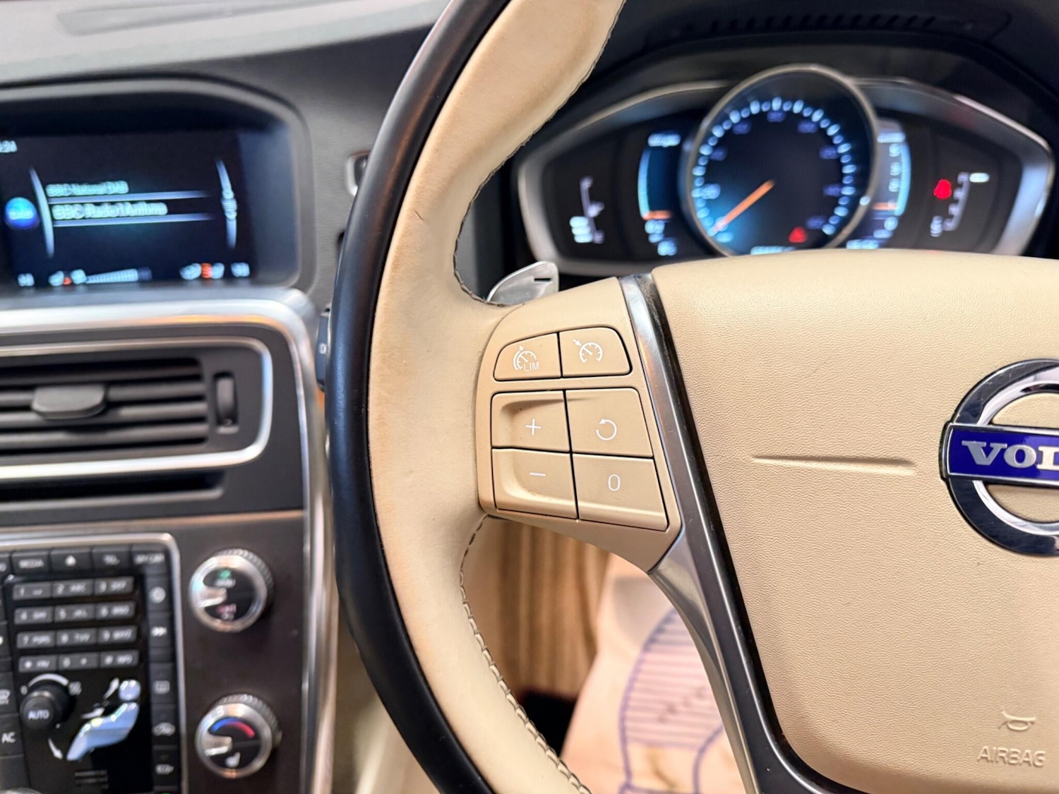 Used Volvo V60 2015 for sale - 77358743: Photo 17