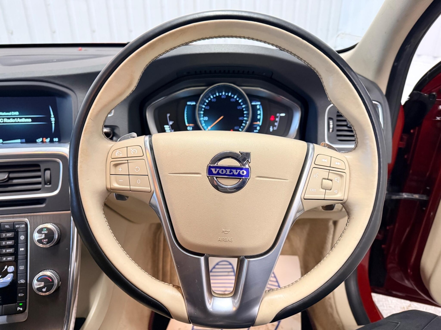 Used Volvo V60 2015 for sale - 77358743: Photo 18