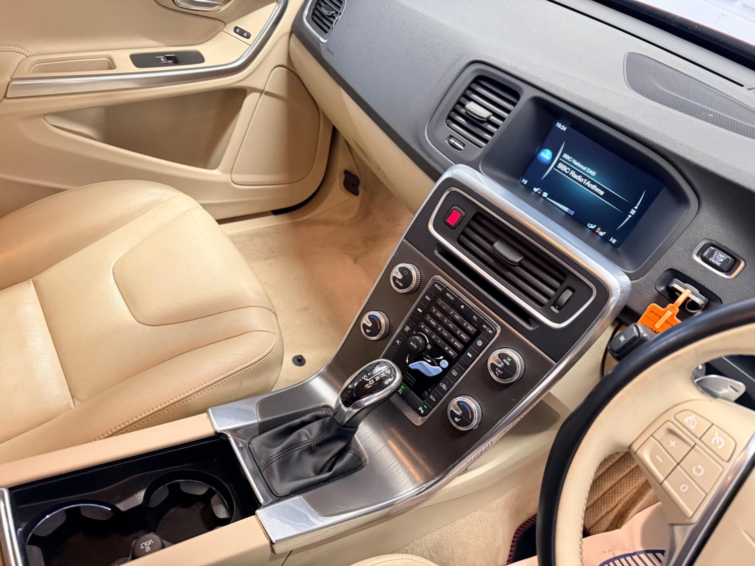 Used Volvo V60 2015 for sale - 77358743: Photo 25