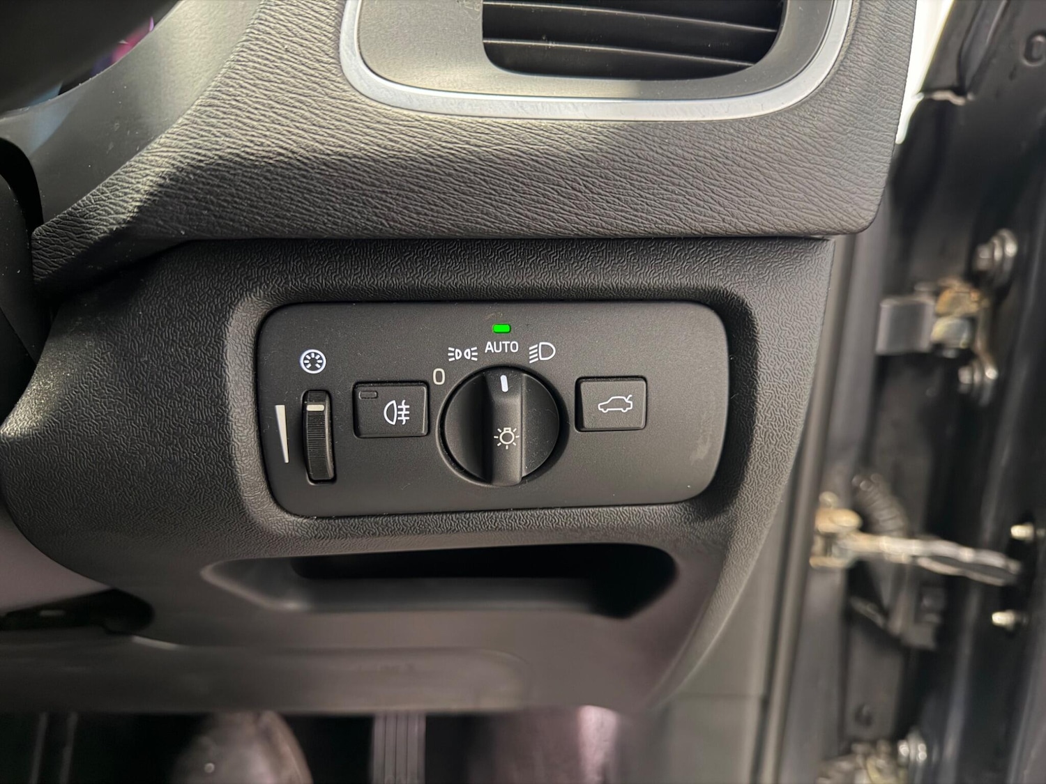 Used Volvo V40 2014 for sale - 77882084: Photo 22