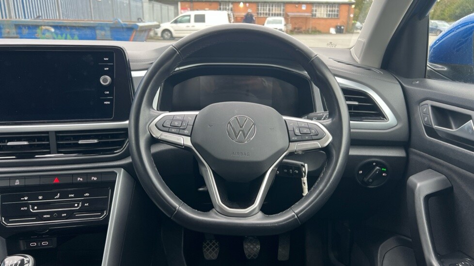 Used Volkswagen T-Roc 2023 for sale - 76668196: Photo 27