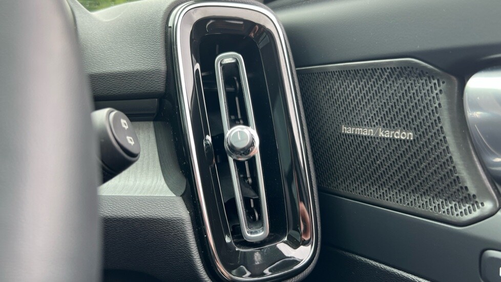 Used Volvo XC40 2024 for sale - 75735311: Photo 45