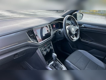 Used Volkswagen T-Roc 2021 for sale - 76312136: Photo