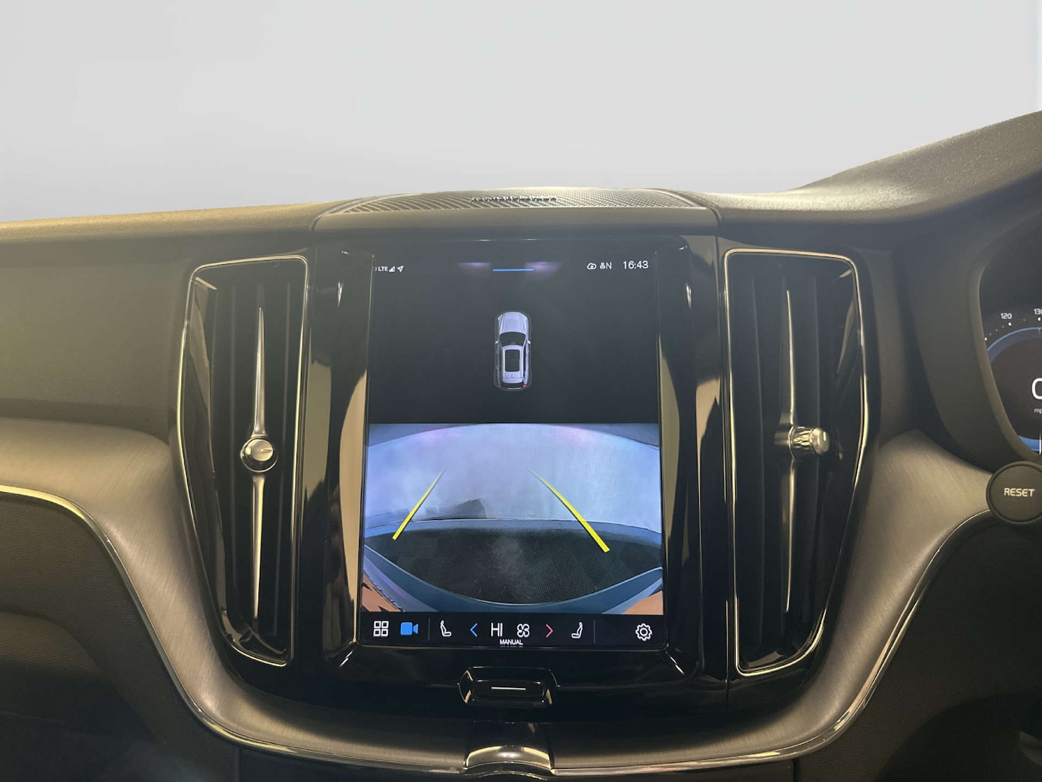 Used Volvo XC60 2022 for sale - 77836423: Photo 23