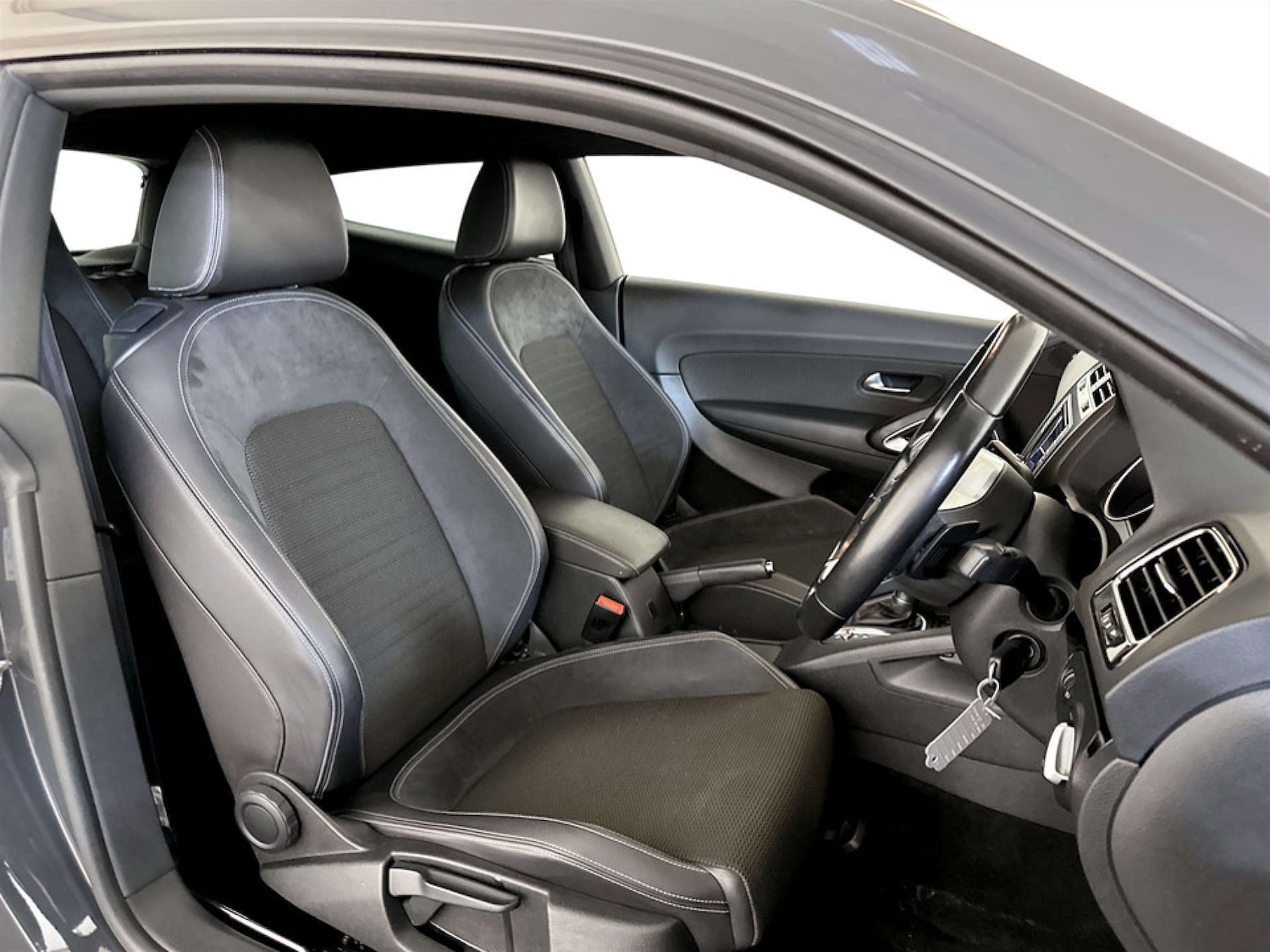 Used Volkswagen Scirocco 2017 for sale - 77328611: Photo 11