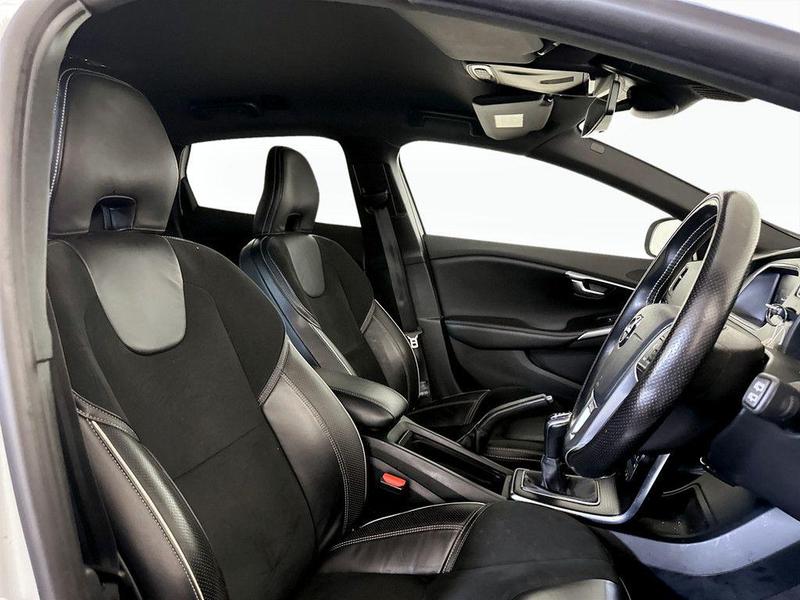 Used Volvo V40 2017 for sale - 76385100: Photo 13