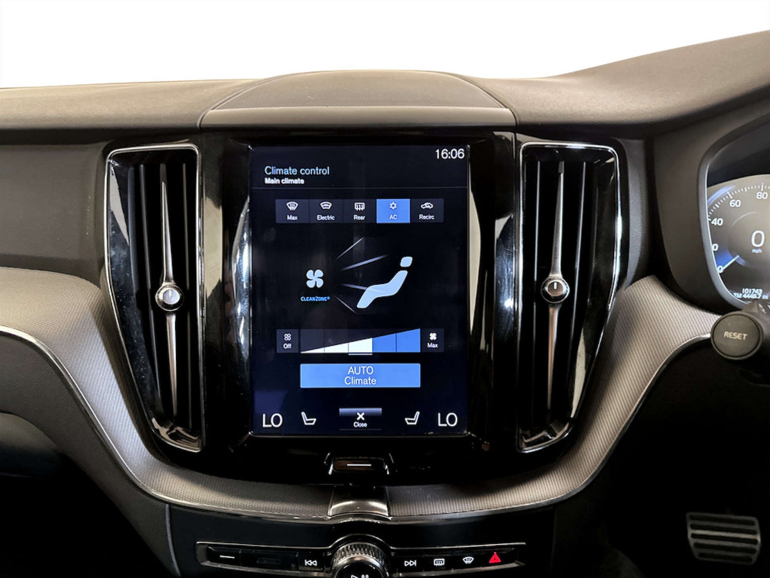 Used Volvo XC60 2017 for sale - 77667869: Photo 24