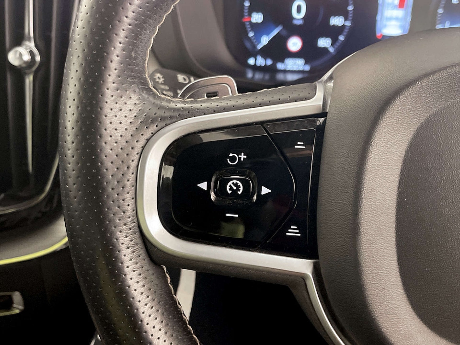 Used Volvo XC60 2018 for sale - 77221007: Photo 17