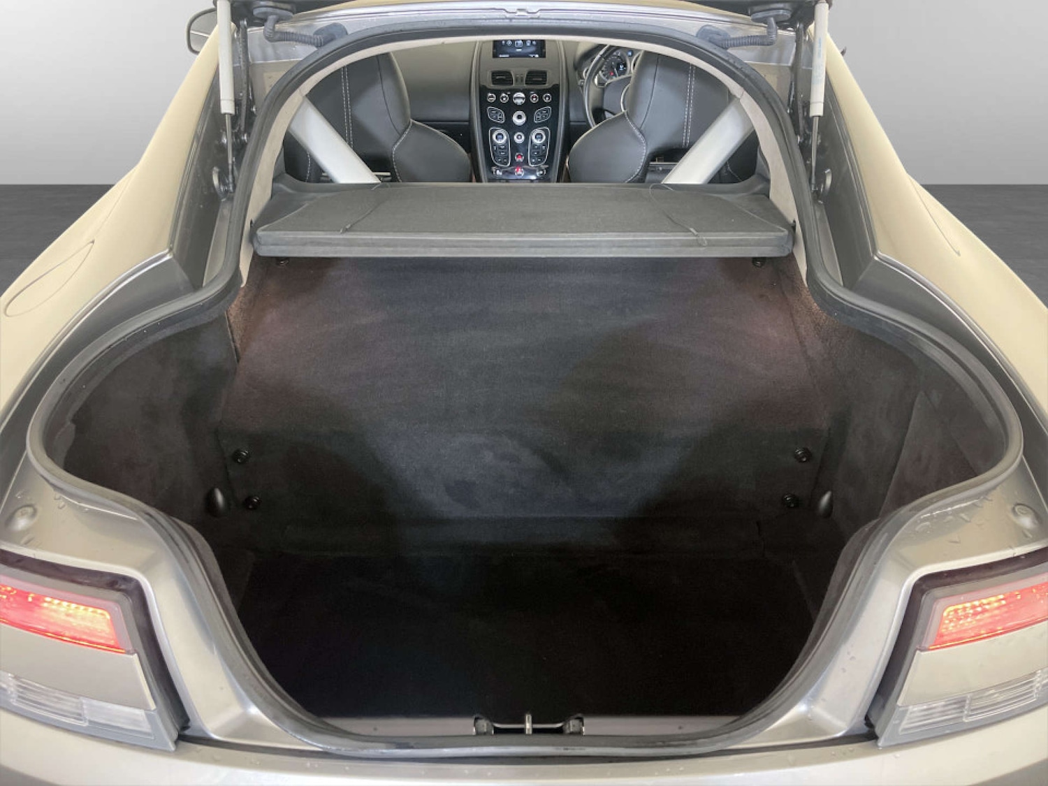 Used Aston Martin Vantage 2015 for sale - 77185985: Photo 16