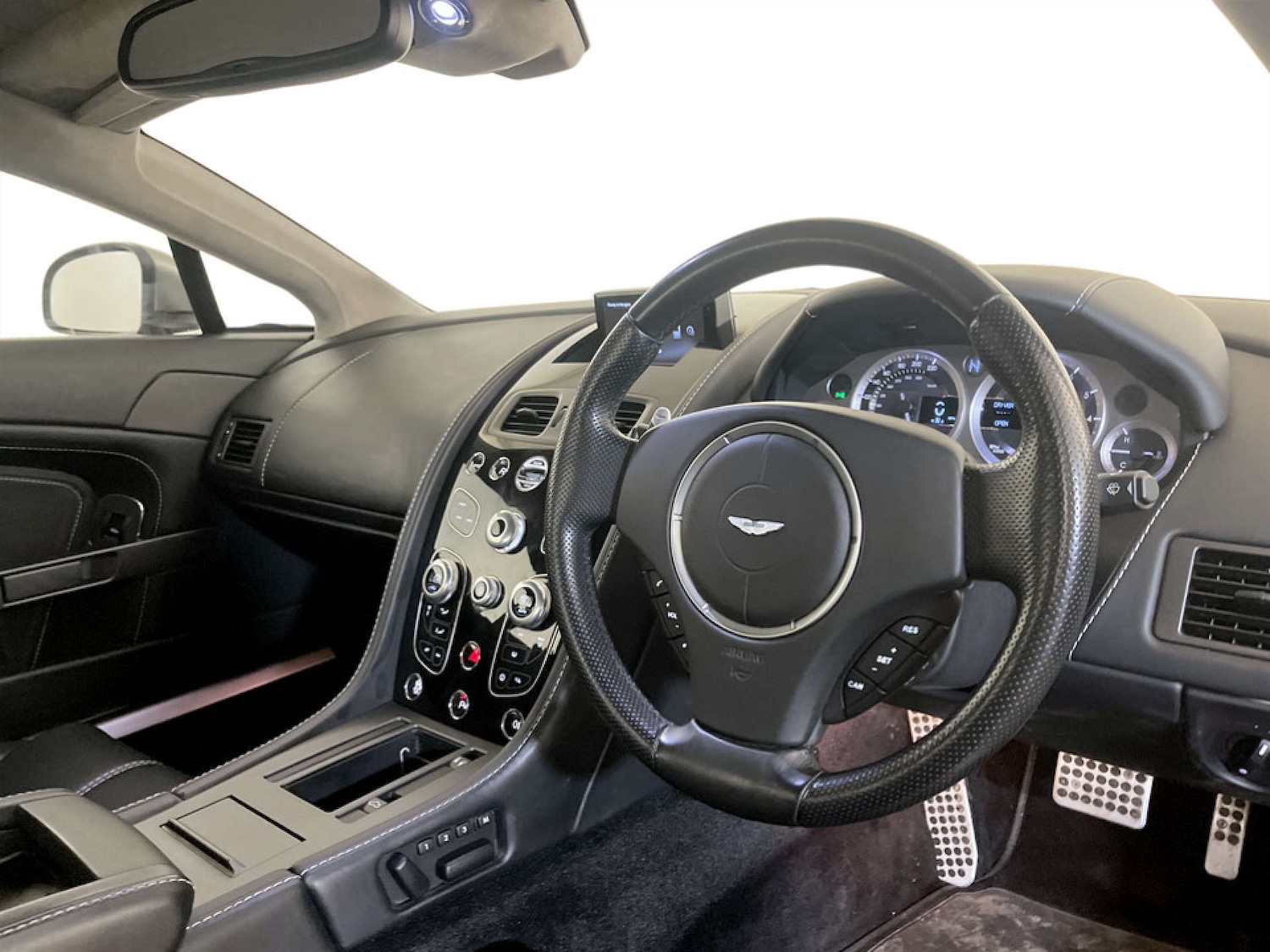 Used Aston Martin Vantage 2015 for sale - 77185985: Photo 18