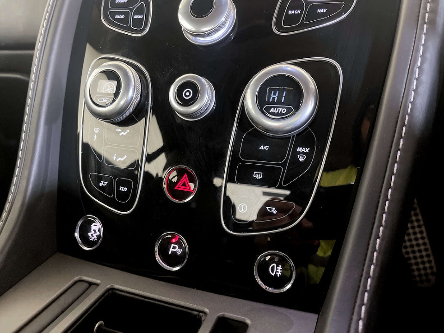 Used Aston Martin Vantage 2015 for sale - 77185985: Photo 31