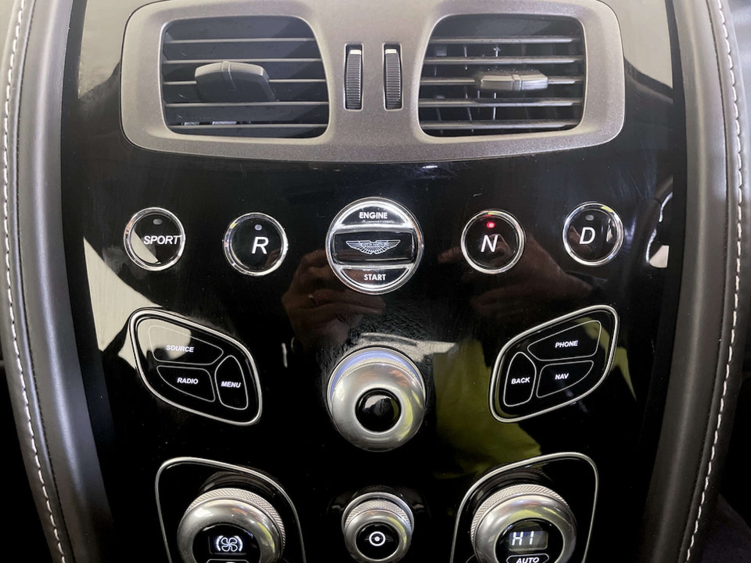 Used Aston Martin Vantage 2015 for sale - 77185985: Photo 32