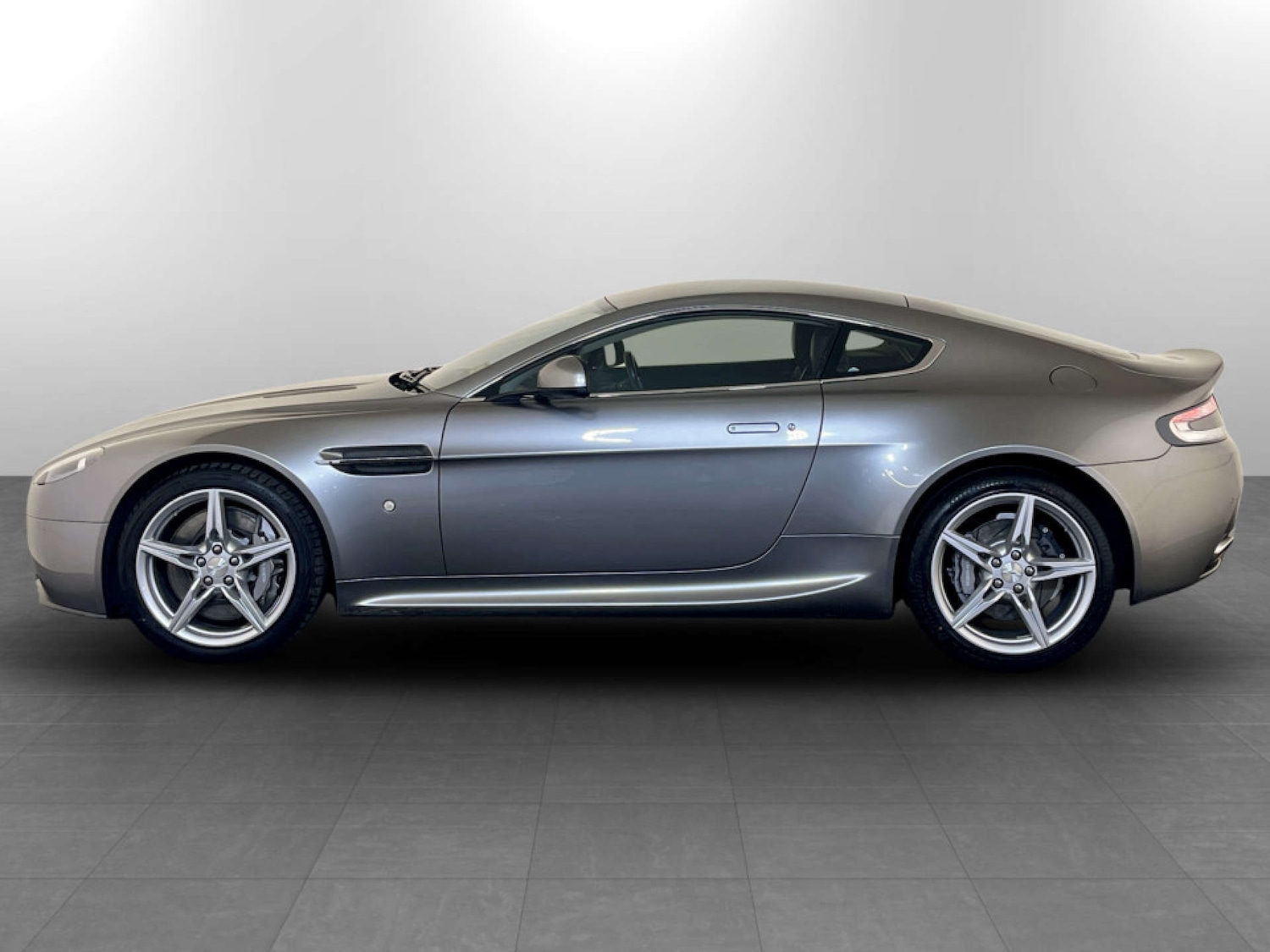Used Aston Martin Vantage 2015 for sale - 77185985: Photo 6