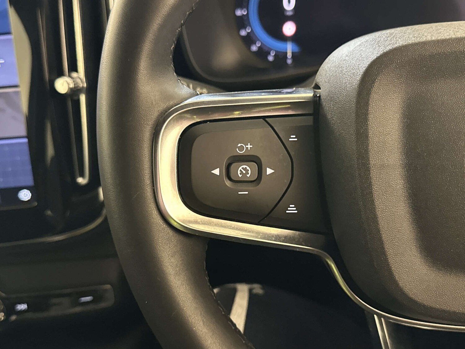 Used Volvo XC40 2023 for sale - 78175636: Photo 17