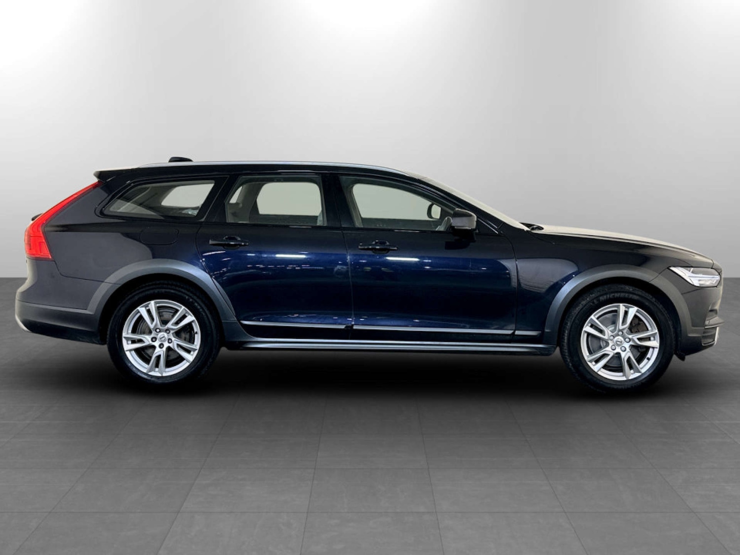 Used Volvo V90 Cross Country 2019 for sale - 77186083: Photo 11