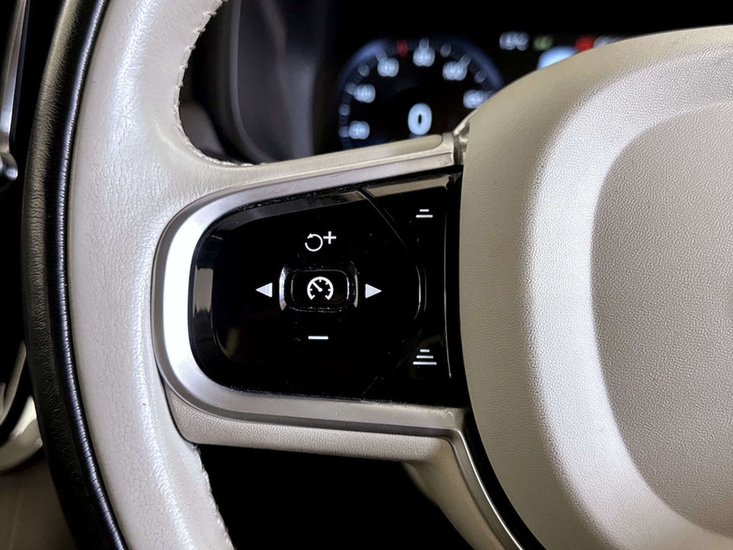 Used Volvo V90 Cross Country 2019 for sale - 77186083: Photo 17