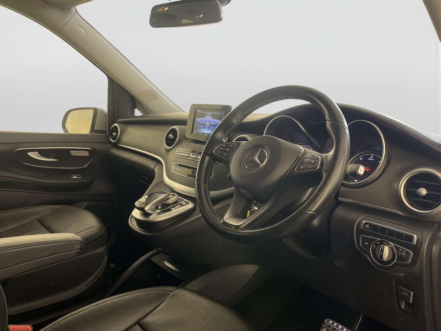 Used Mercedes-Benz V-Class 2016 for sale - 77920779: Photo 3