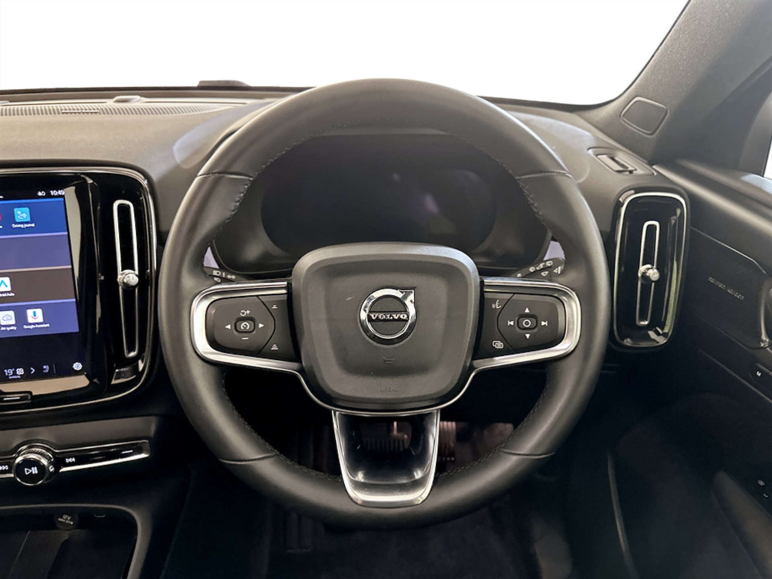 Used Volvo XC40 2023 for sale - 77667824: Photo 17