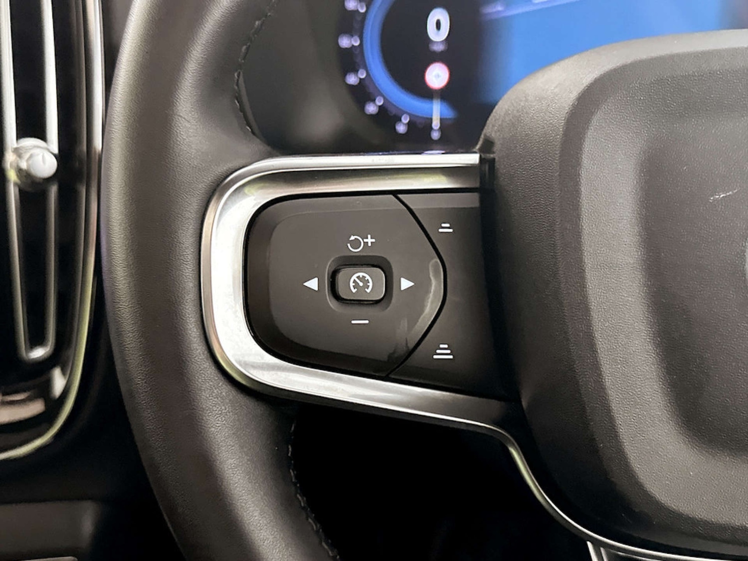 Used Volvo XC40 2023 for sale - 77667824: Photo 18