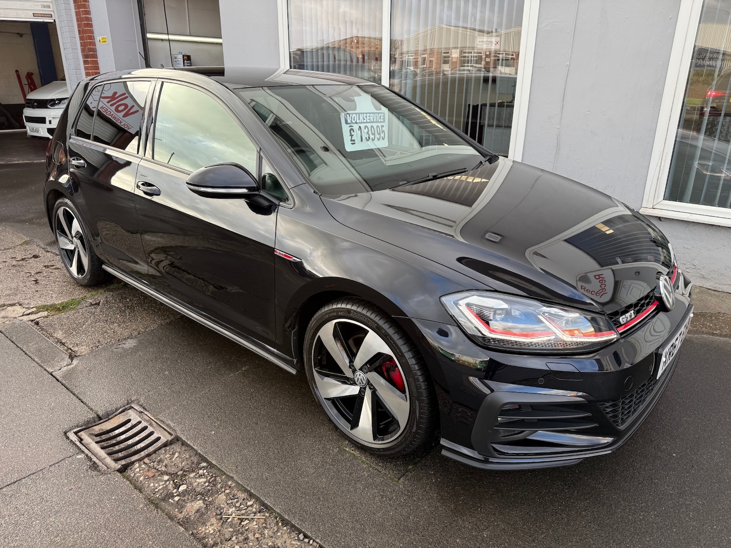 Used Volkswagen Golf 2017 for sale - 76319032: Photo 2