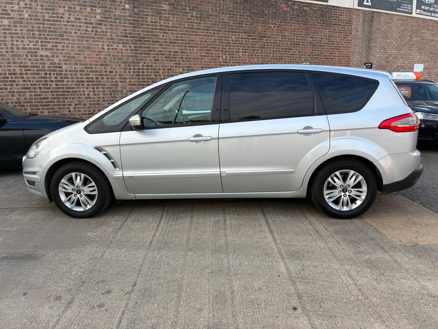 Used Ford S-Max 2010 for sale - 76388348: Photo 2