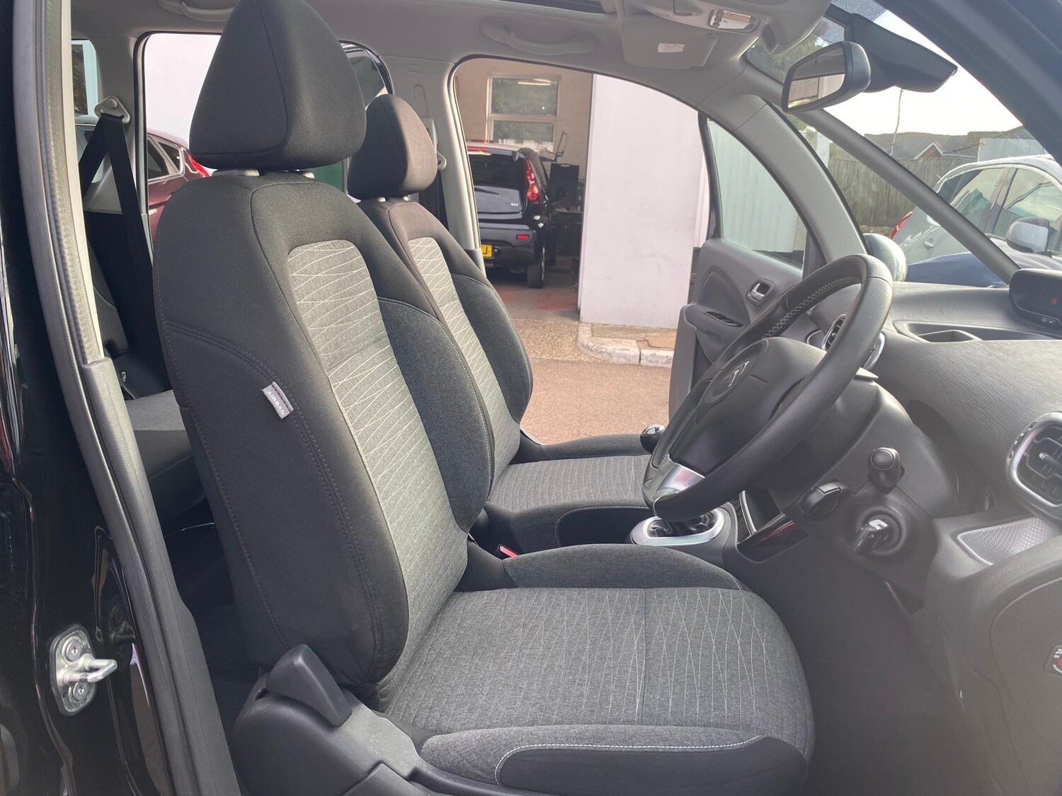 Used Citroen C3 Picasso 2017 for sale - 76397252: Photo 9